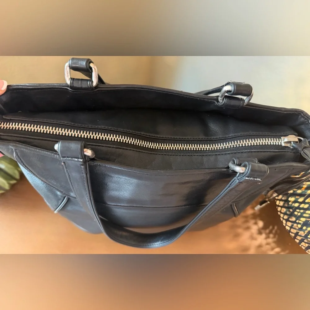 **SALE**Michael Kors Beautiful Vintage Black Leather Tote Bag - Picture 7 of 16